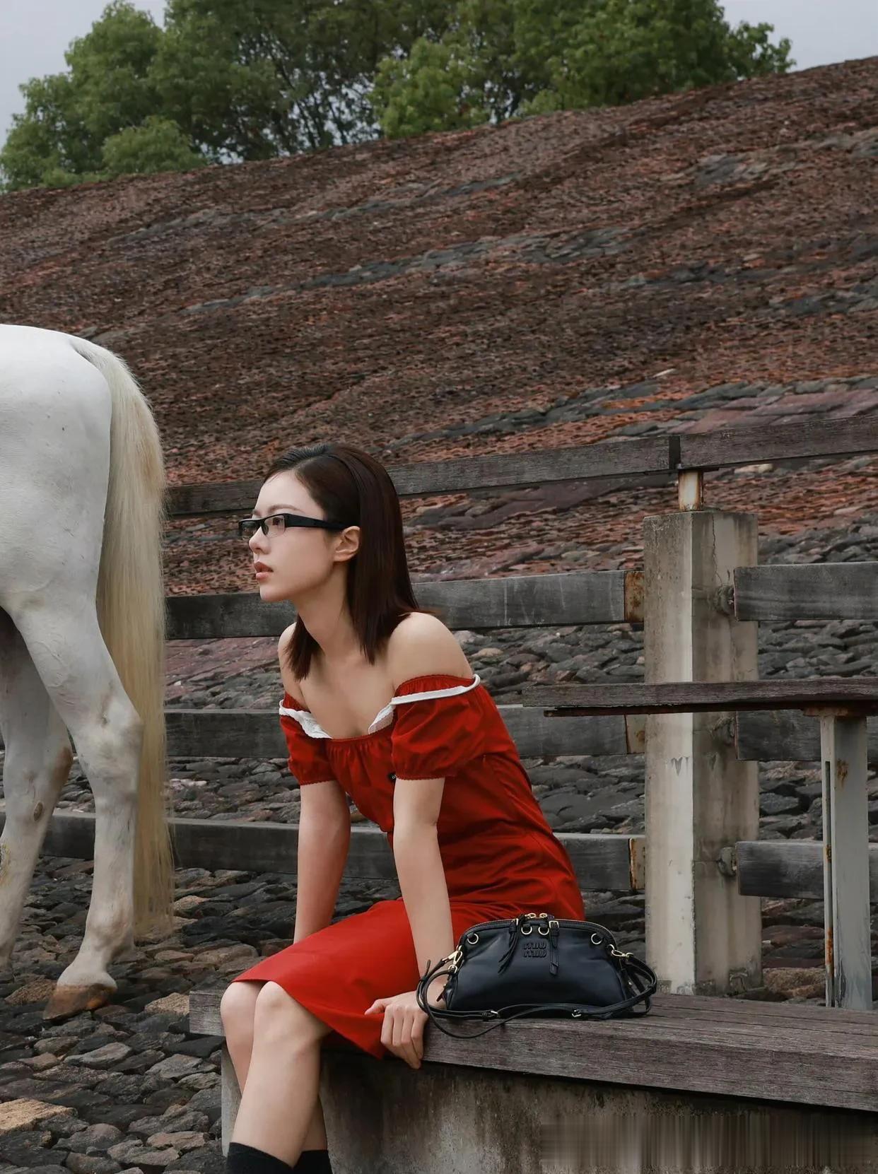 赵今麦穿衣风格好大胆啊