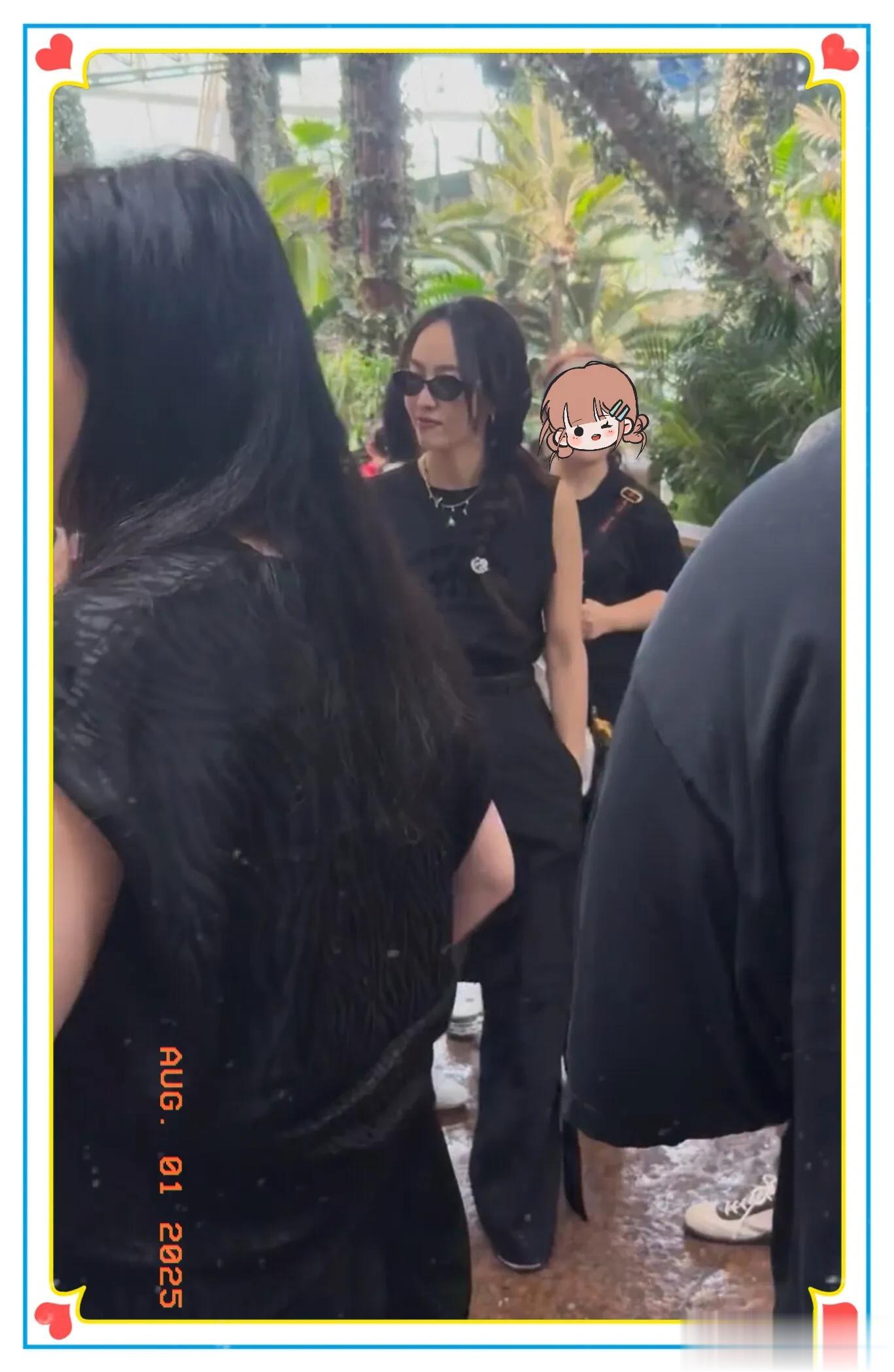 宋茜田嘉瑞逛环球影城被偶遇,宋茜梳着马尾辫,双手插兜又美又飒