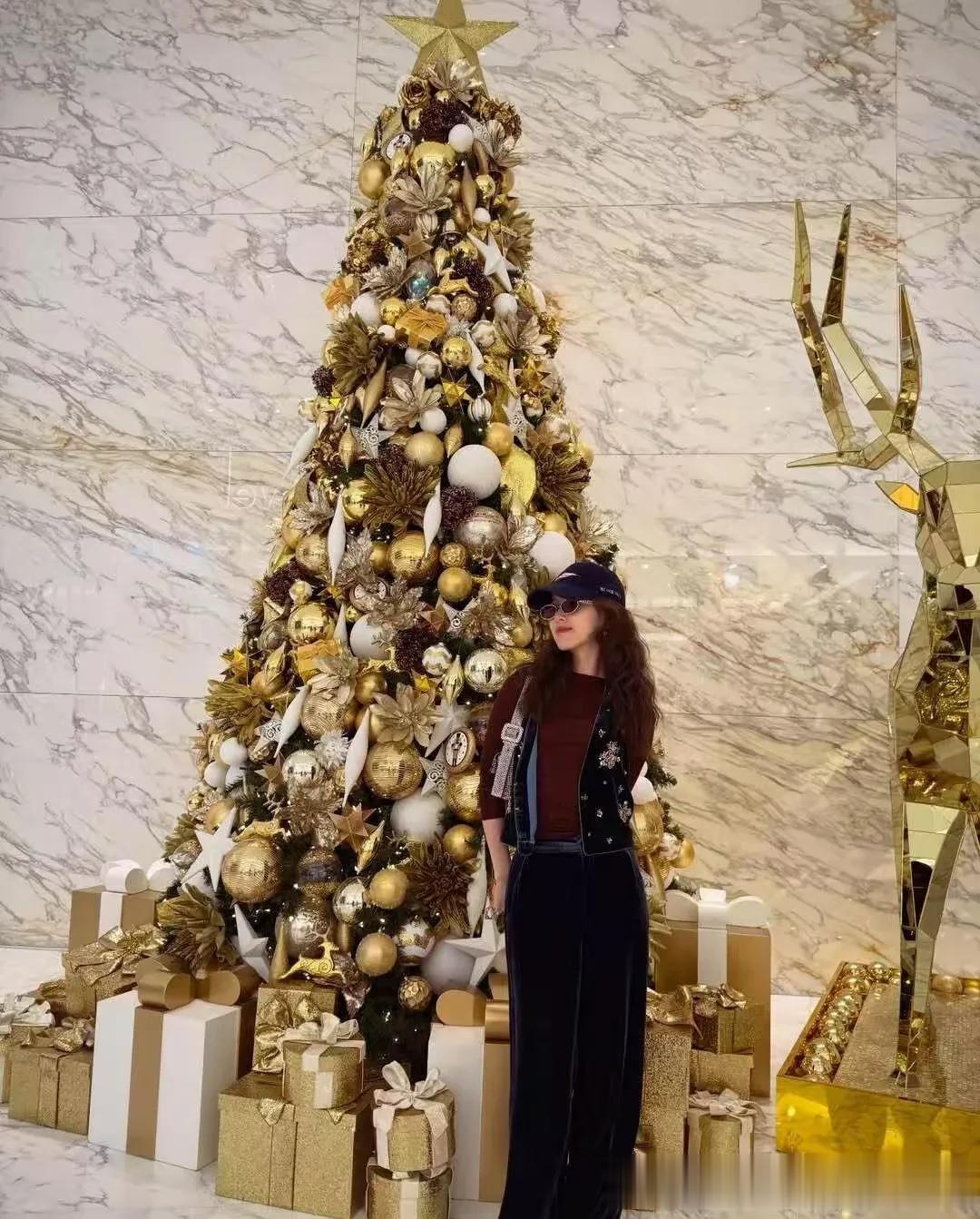 章泽天当妈后气质大变！穿酒红色打底衫+丝绒长裤 时髦贵气又高级