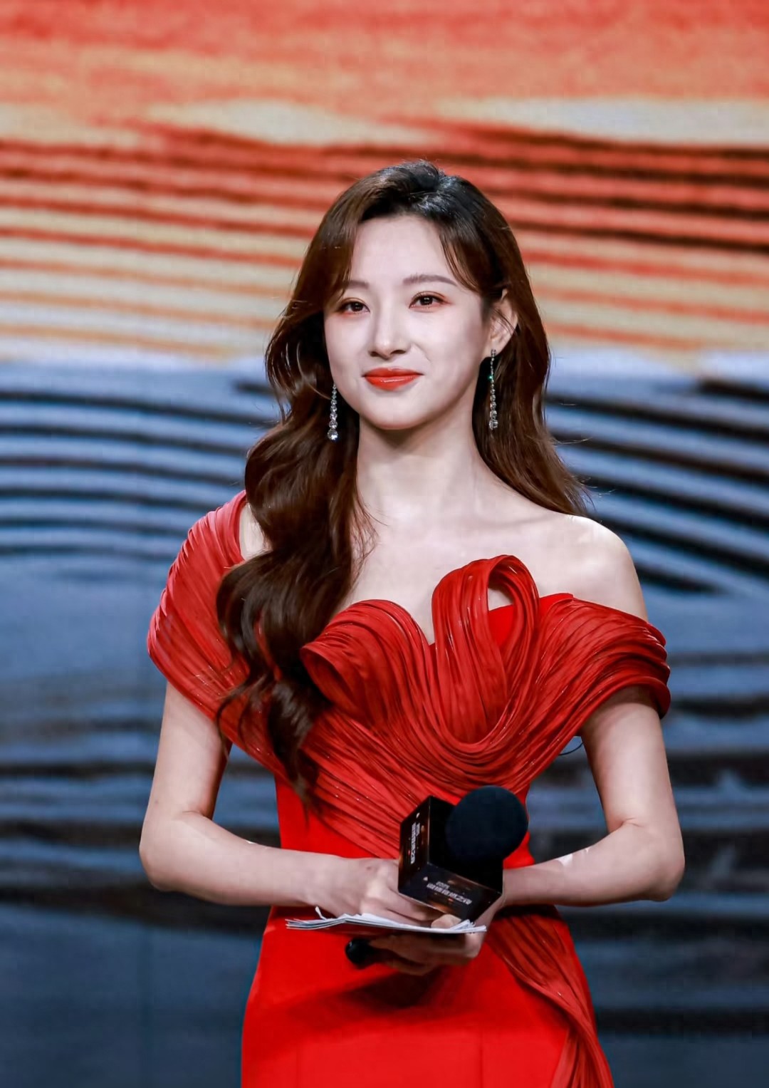 马凡舒红裙造型好惊艳，褶皱肩带配露肩设计，明艳又大气