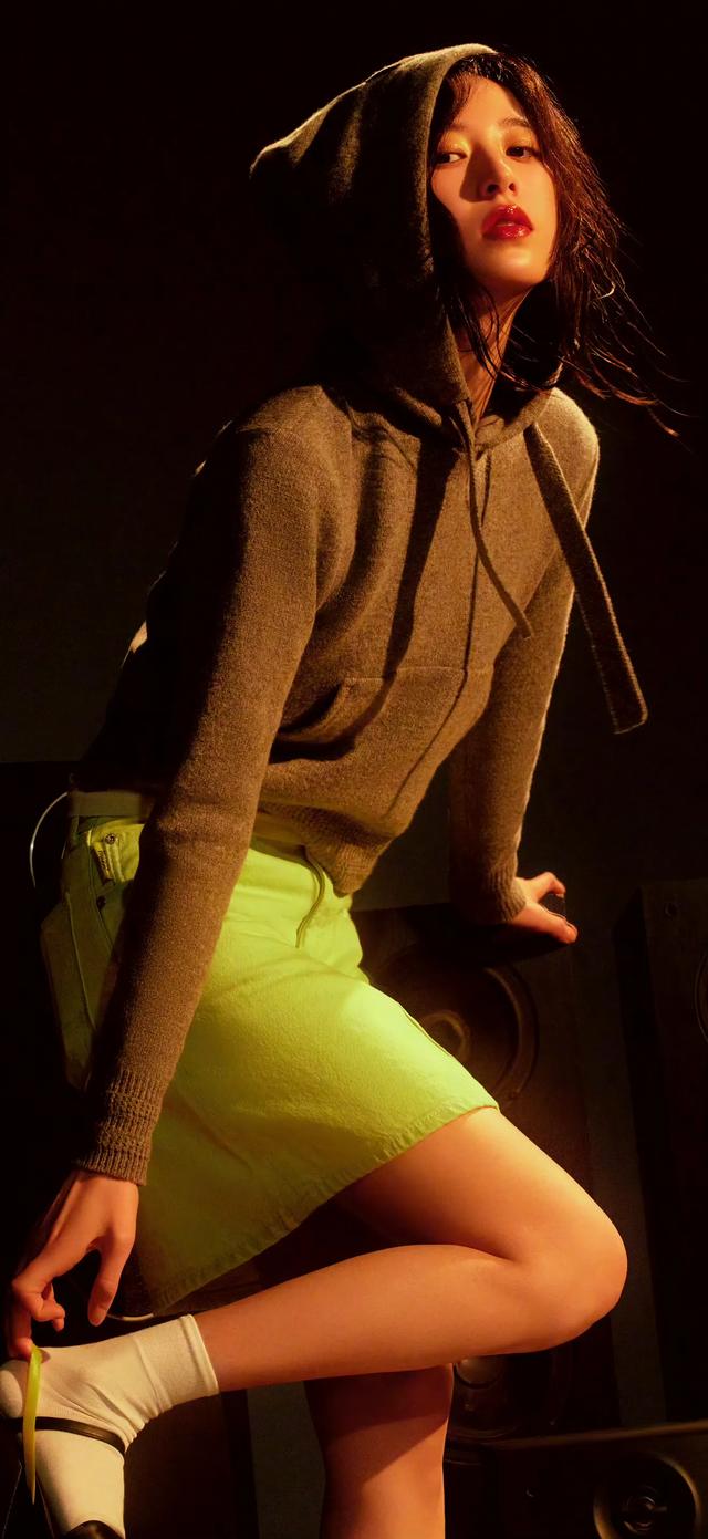 周雨彤最新妆造大片绝美壁纸氛围感拉满，周雨彤太美了