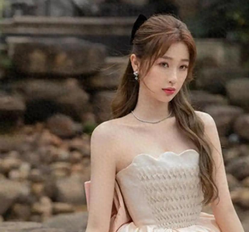 墙倒众人推！虞书欣又传噩耗，赵露思撕开“小太阳”假面，扒塌了