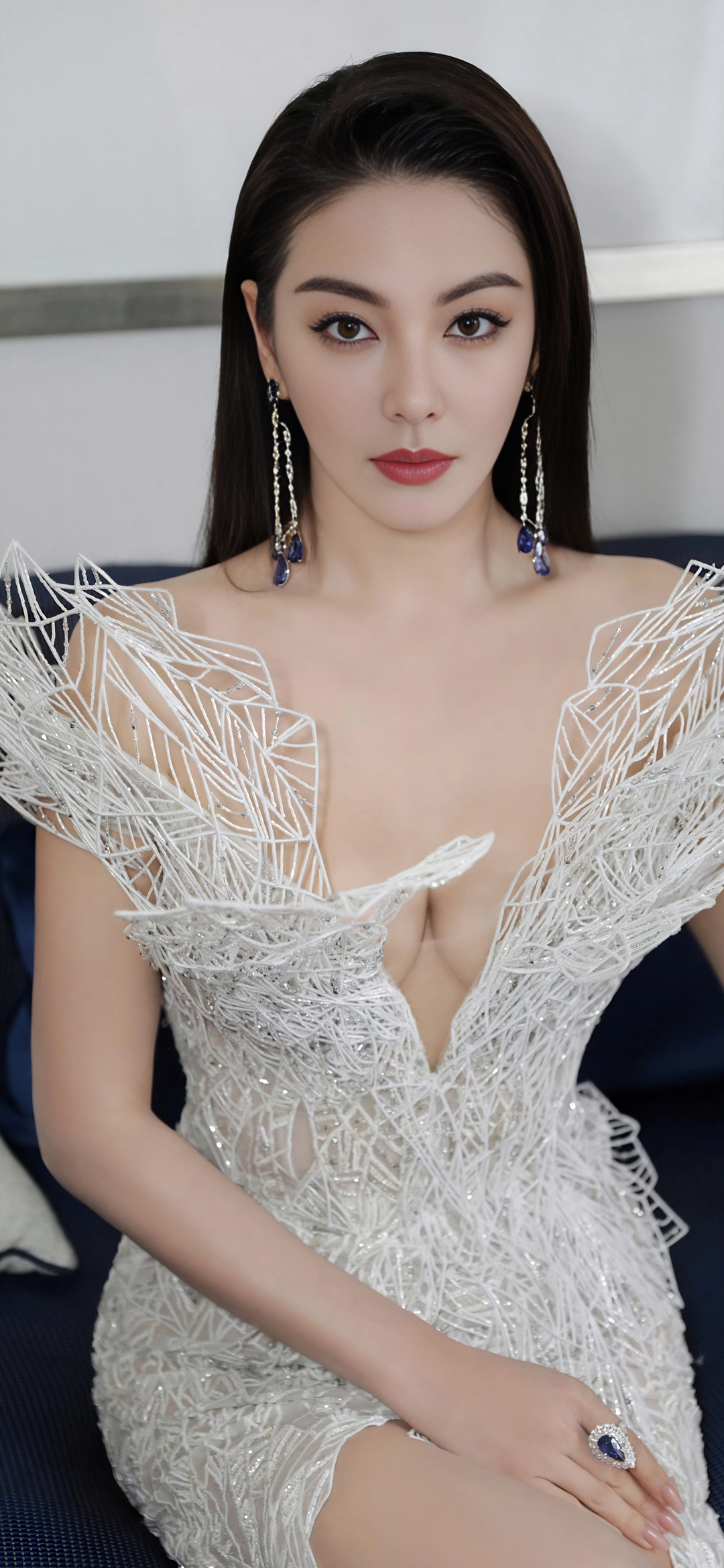 张雨绮又 “杀疯” 了!一袭白裙美到让人移不开眼