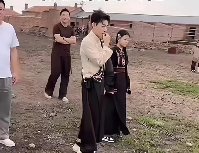 太甜了！汪小菲和玥玥草原亲密互动，父女俩的默契感动无数人