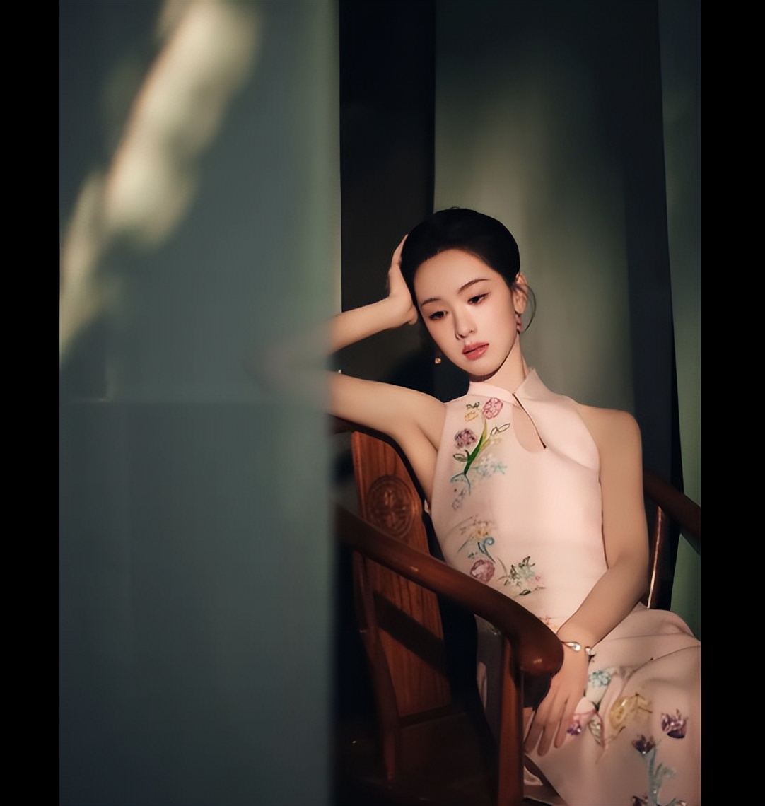 陈都灵粉色刺绣旗袍,颜值和身材在线,变身古典美人!