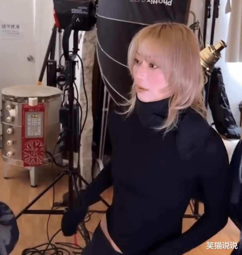 郑秀文晒工作花絮视频：黑衣金发好美，水蜜桃妆容让粉丝赞叹