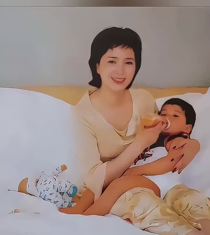 何晴追悼会！许亚军从美国赶了回来，儿子捧着骨灰曝何晴临终细节