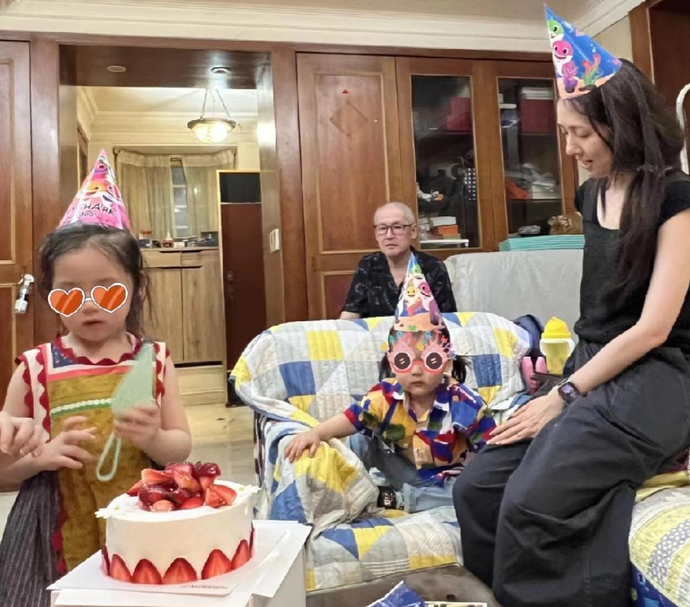 郭碧婷把儿子当女儿养！3岁向笙留长发穿姐姐旧衣服，和妈妈赏花