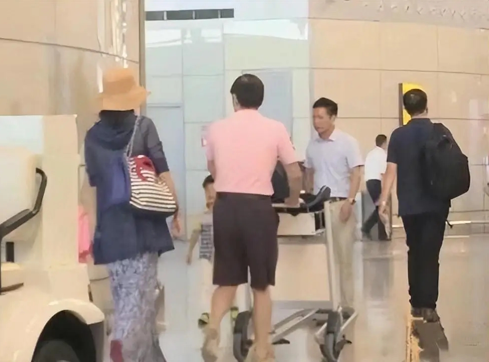 42岁韩雪和60岁老公现身马尔代夫，万山秃顶发福，同框像父女