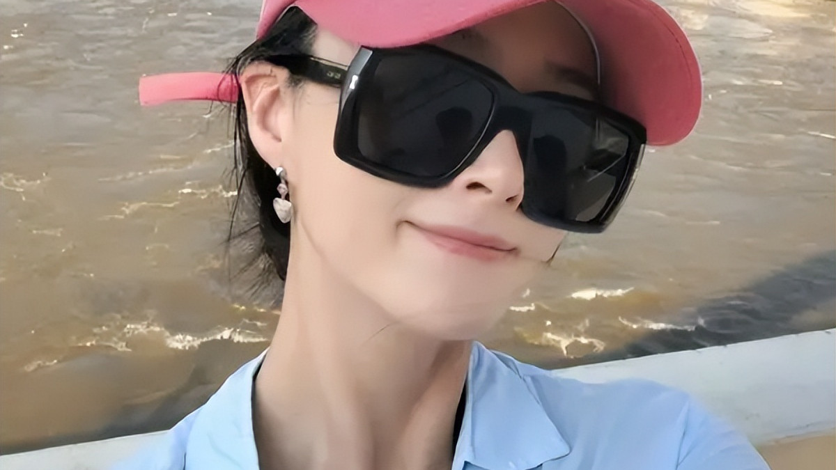 难怪蒋欣要拼命减肥，穿同一件衣服，至少年轻十岁，大长腿很抢镜