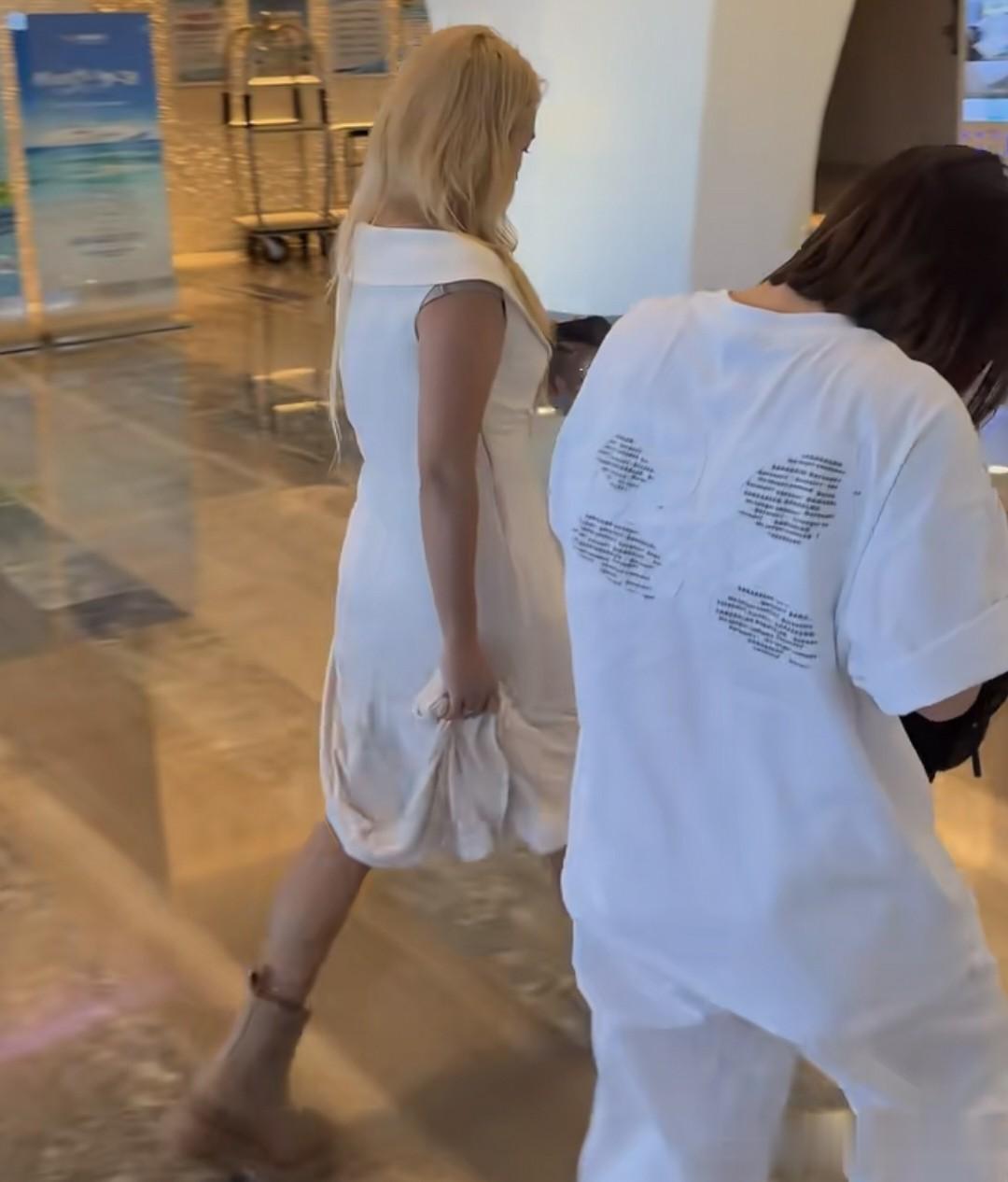 39岁何洁现身活动，一头金发很显黑，小腿粗壮，网友：感觉好邋遢