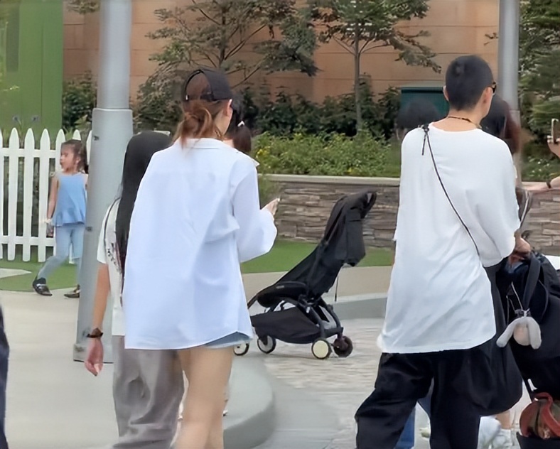 李承铉一家回京！戚薇脸肿唇白好疲惫，lucky推弟弟被误认成保姆