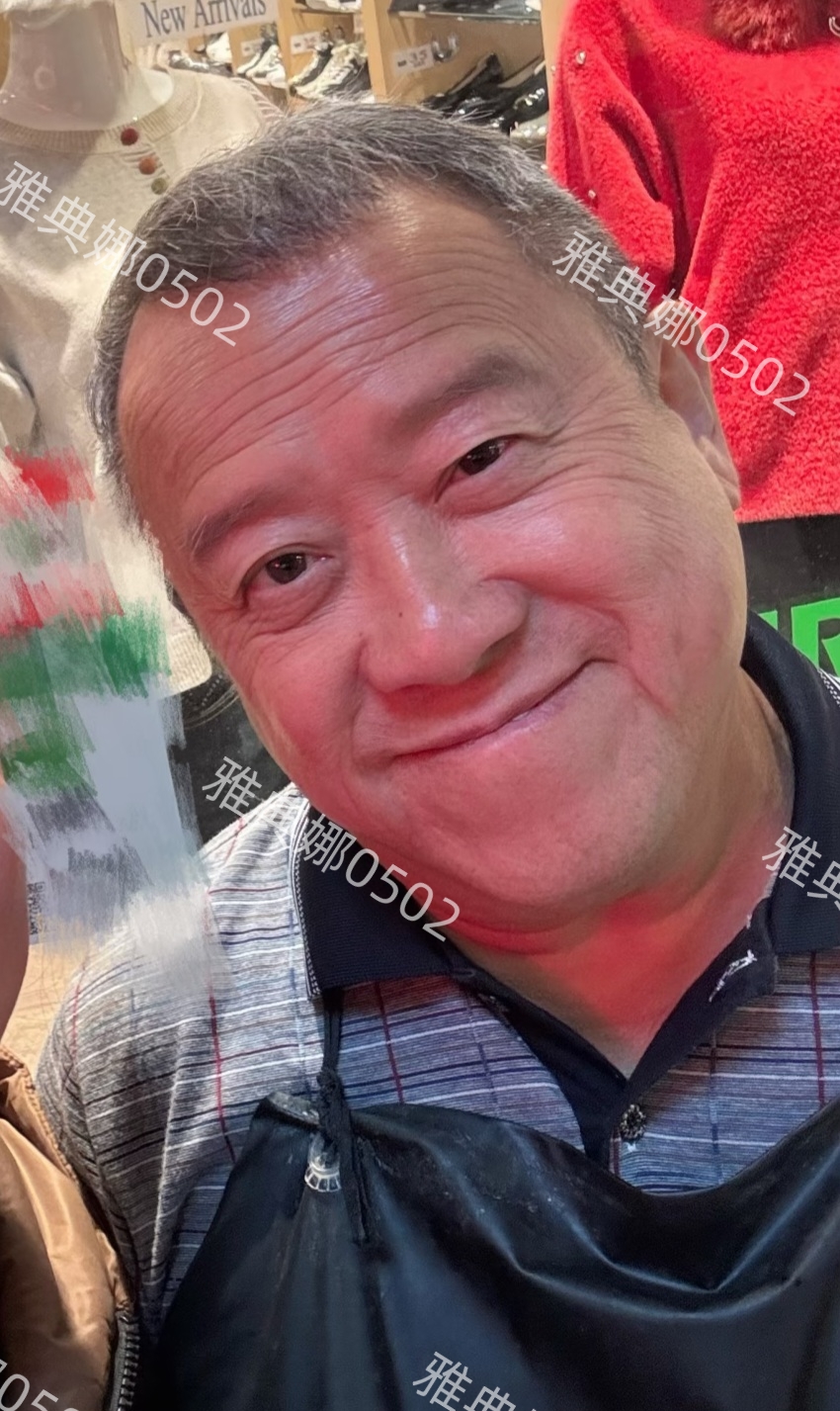 温哥华偶遇曾志伟，72岁的他红光满面状态好，站在人群里好小一只