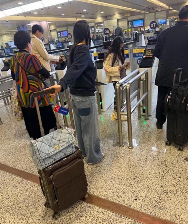 伊能静晒一家三口过圣诞！秦昊穿居家服坐沙发上不动窝，又脏又乱