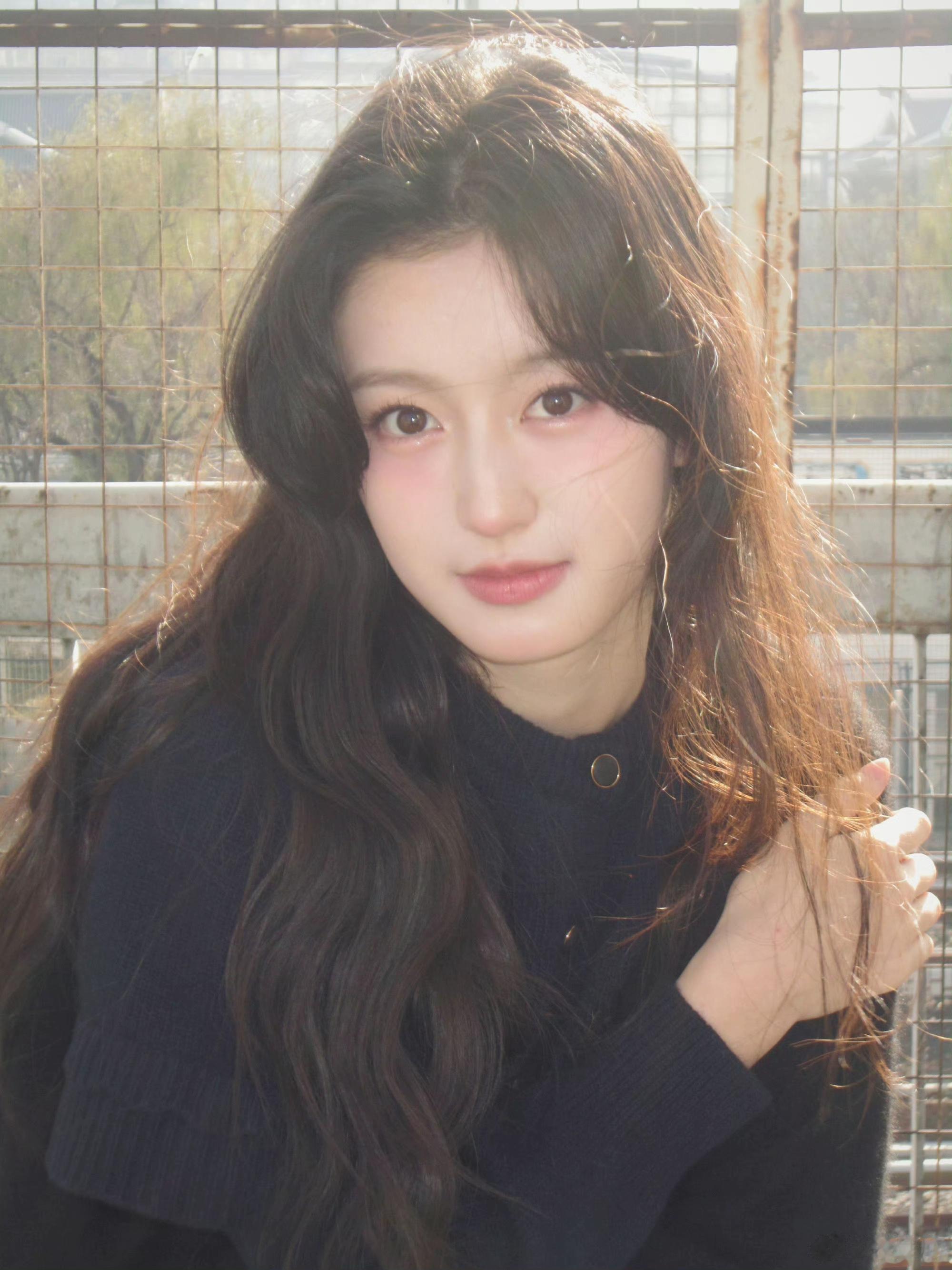 裴佳欣 17岁的青春活力 让人挪不开眼睛