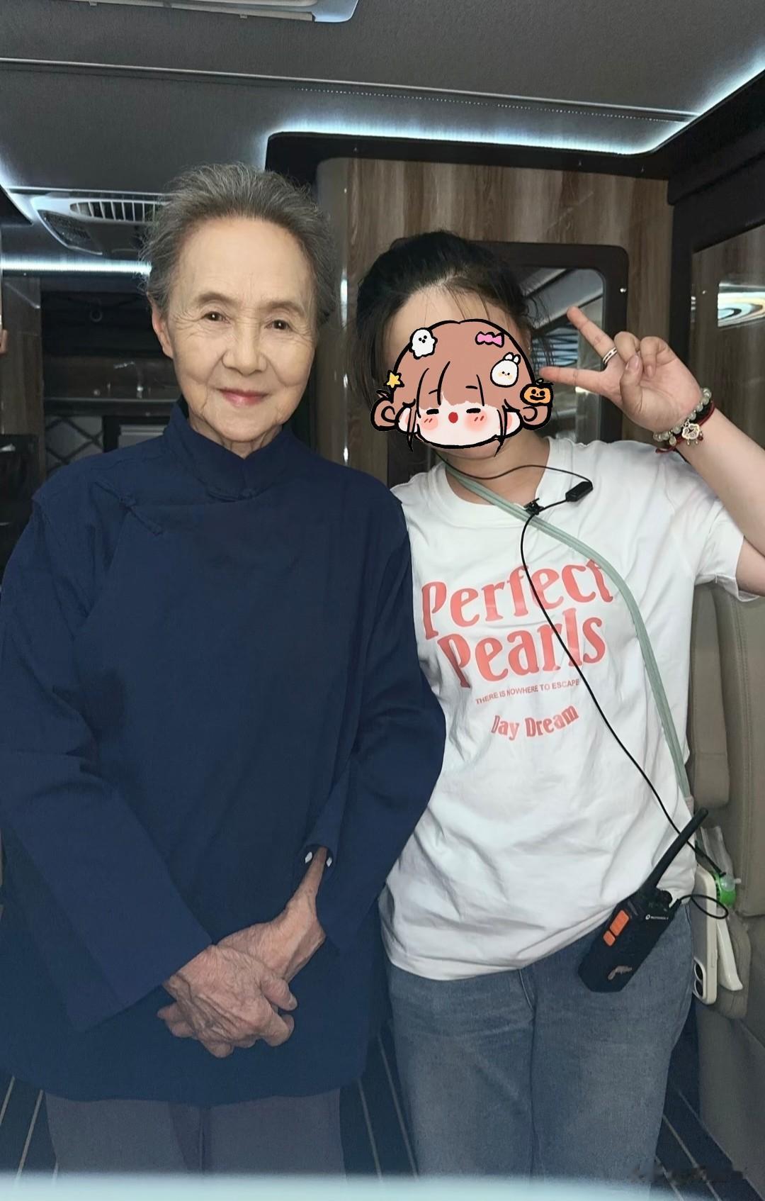 《小城大事》工作人员晒朱媛媛合照，透露拍戏期间辛柏青全程陪伴