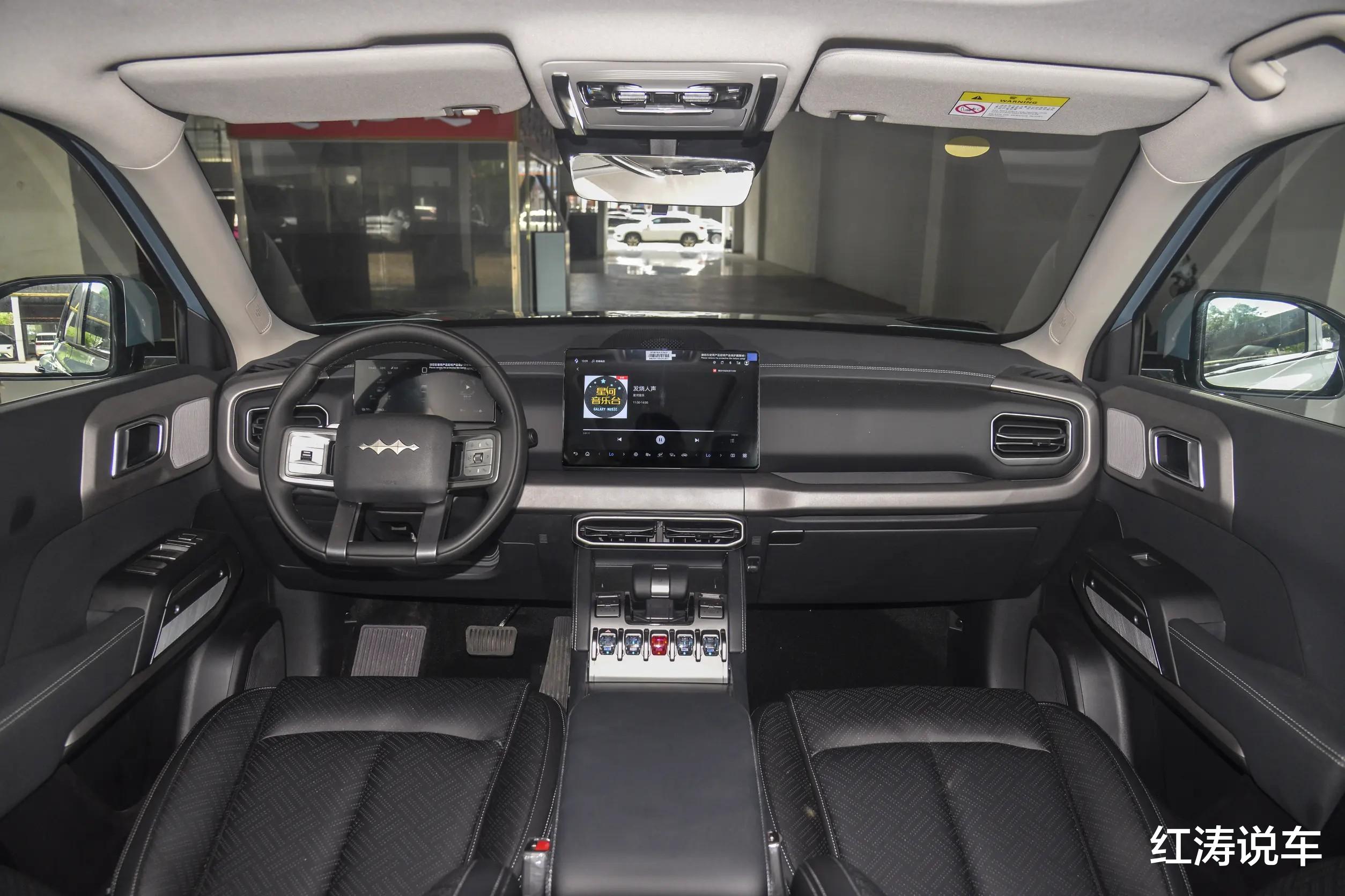 方程豹钛3：方盒子造型，提供后驱和四驱，适合年轻人的纯电SUV