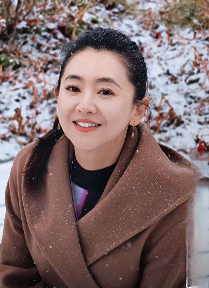 月亮姐姐咖色大衣配低马尾,京城玩雪笑容明媚,治愈感与美貌并存