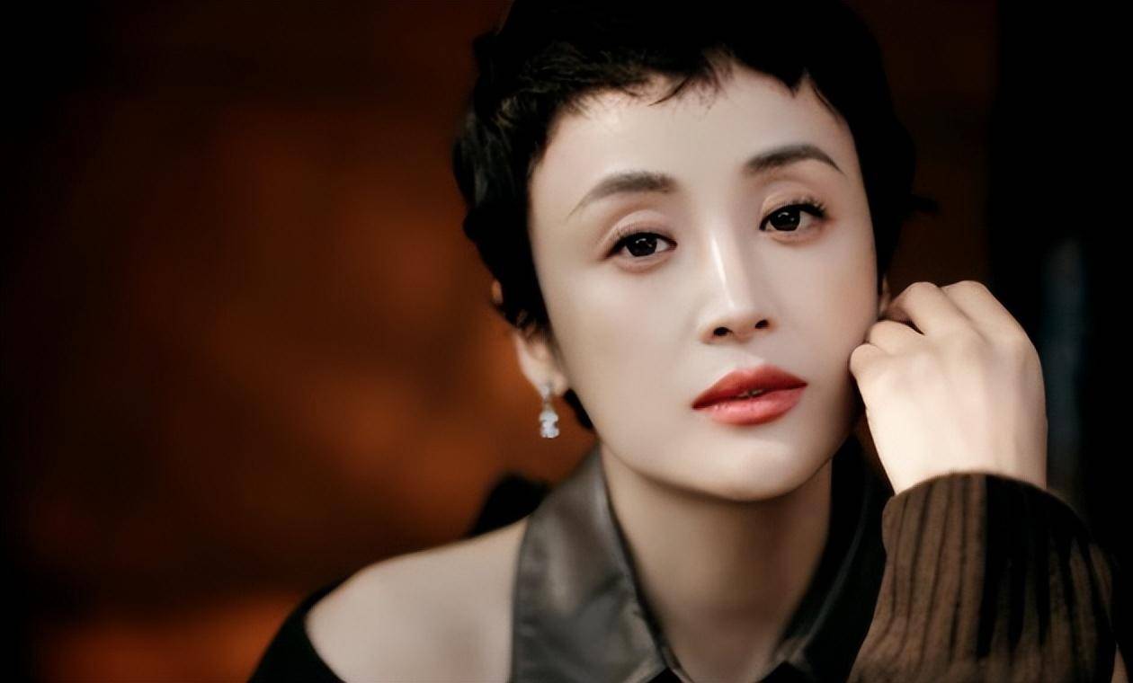 长得漂亮还戏约不断，出道26年没有绯闻，嫁给圈外丈夫过得很幸福