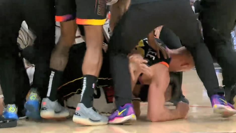 太阳火箭爆发冲突！打架锁喉抱摔堵更衣室！杜兰特绝望透了！