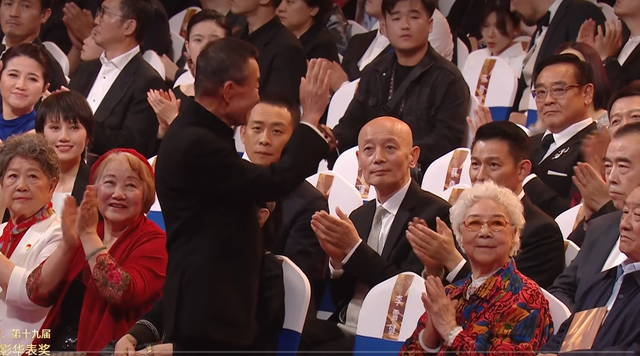 华表奖这晚，座次暴露江湖地位，成龙陈凯歌坐一边，C位雷打不动