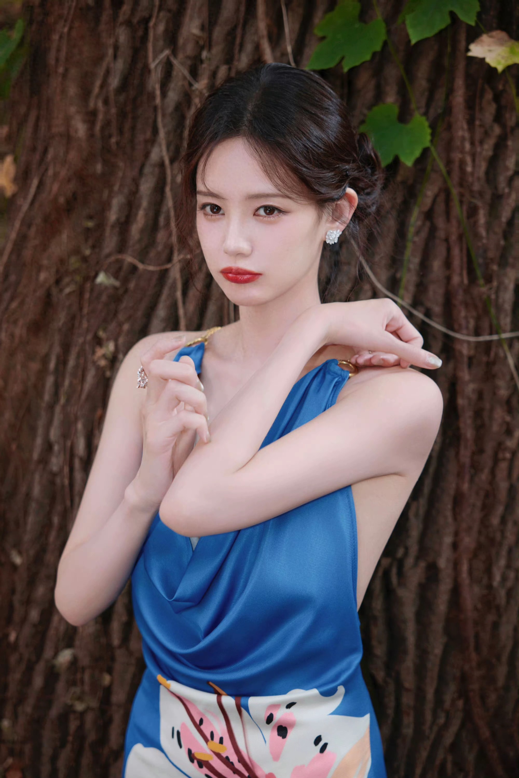 李一桐蓝裙里的夏日野百合，把明媚揉进松弛里