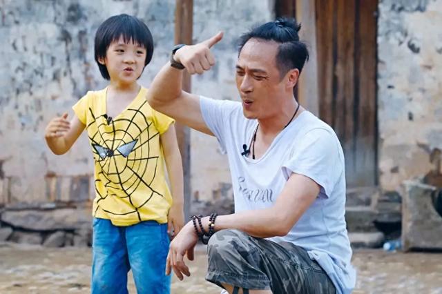 吴镇宇儿子费曼在杭州学画画，身材胖了好多，留着一头长发好油腻