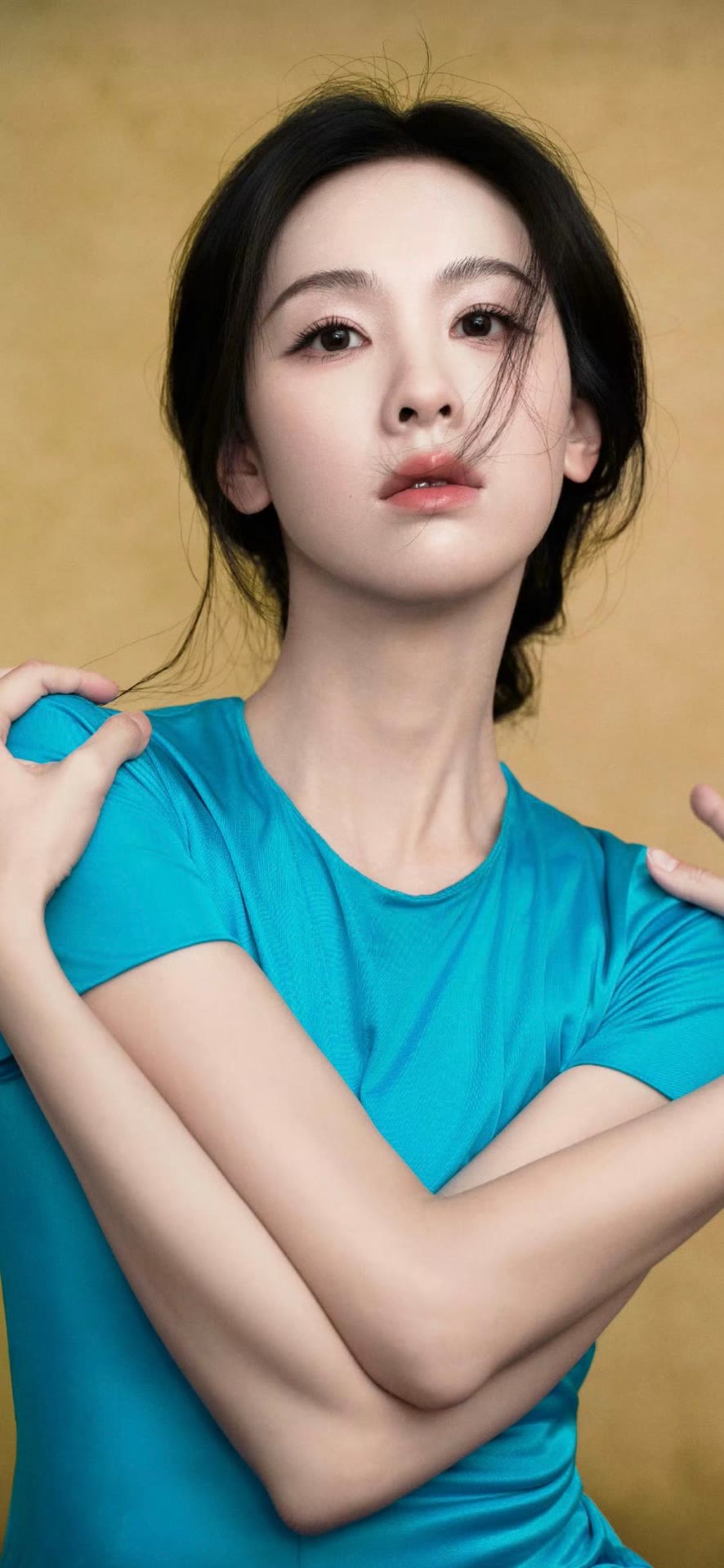 陈都灵一袭湖蓝礼裙,清冷气质美到犯规