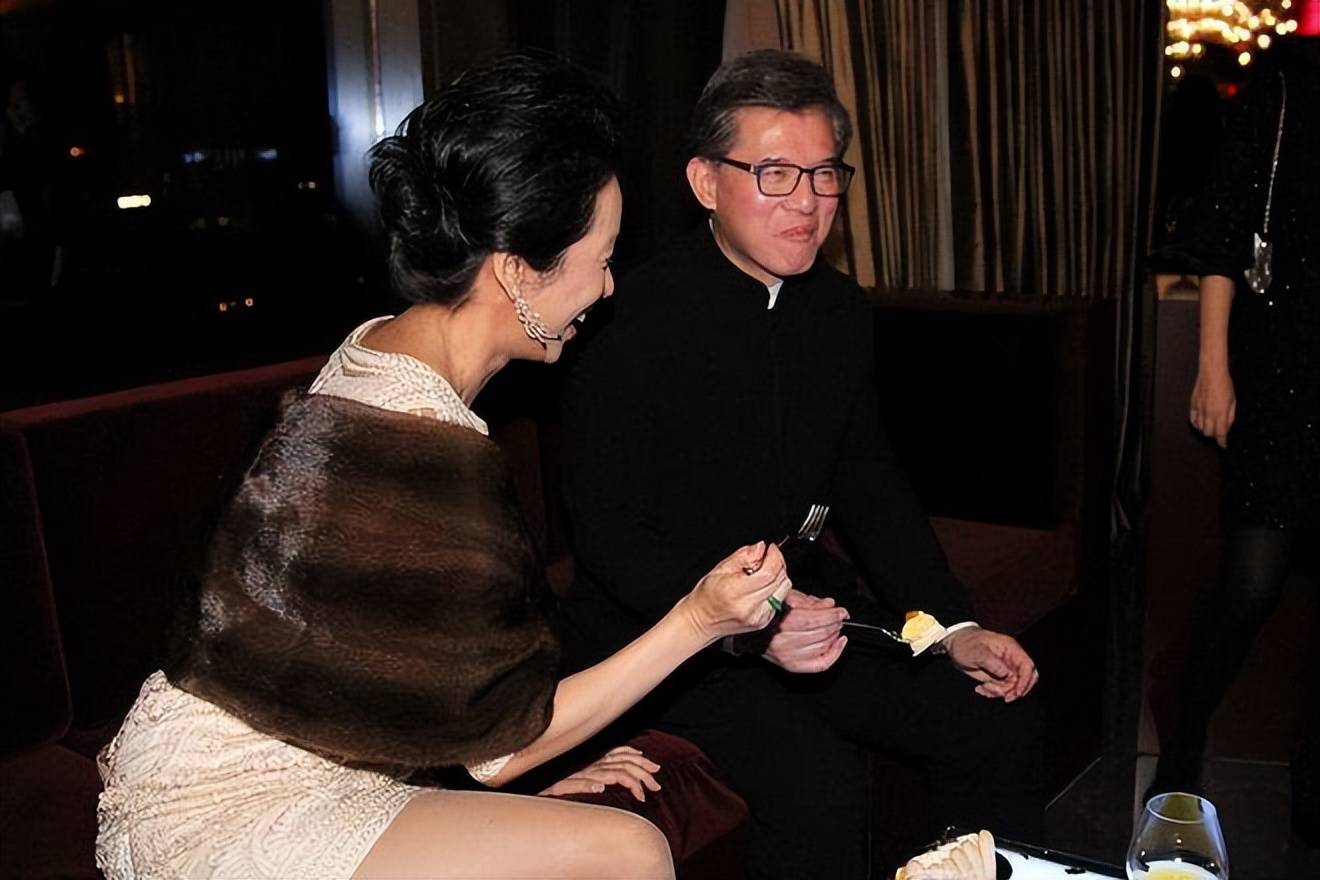 罗康瑞也没想到，他狠心抛弃的前妻，现在儿女为她狠狠出了一口气