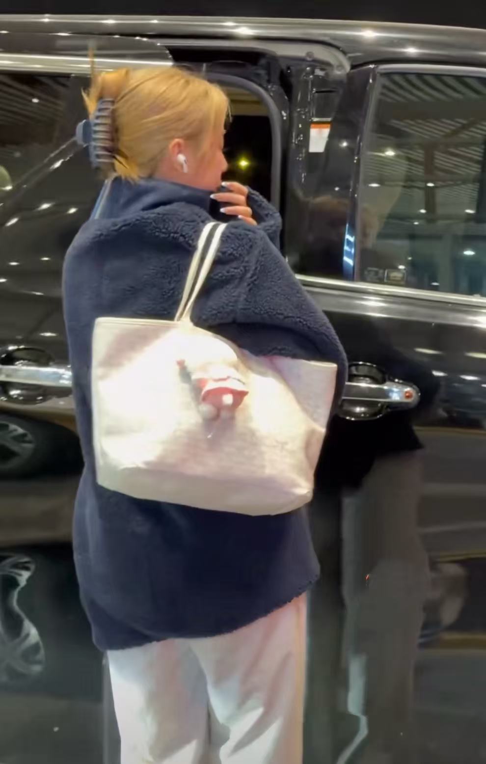 赵薇女儿放寒假了!深夜现身机场妈妈接机,染黄头发有助理架势足