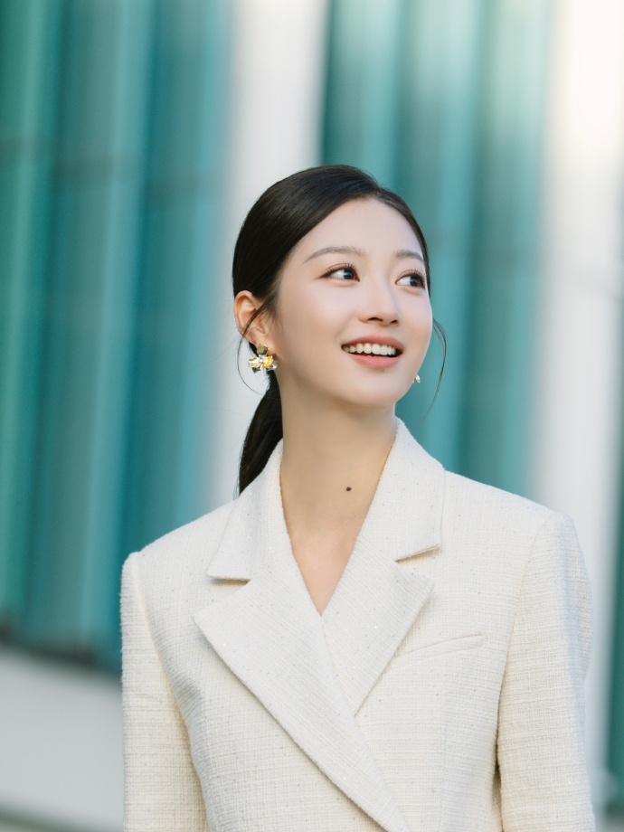 主持人冯琳近距离美拍,气质绝了,清纯又不失优雅