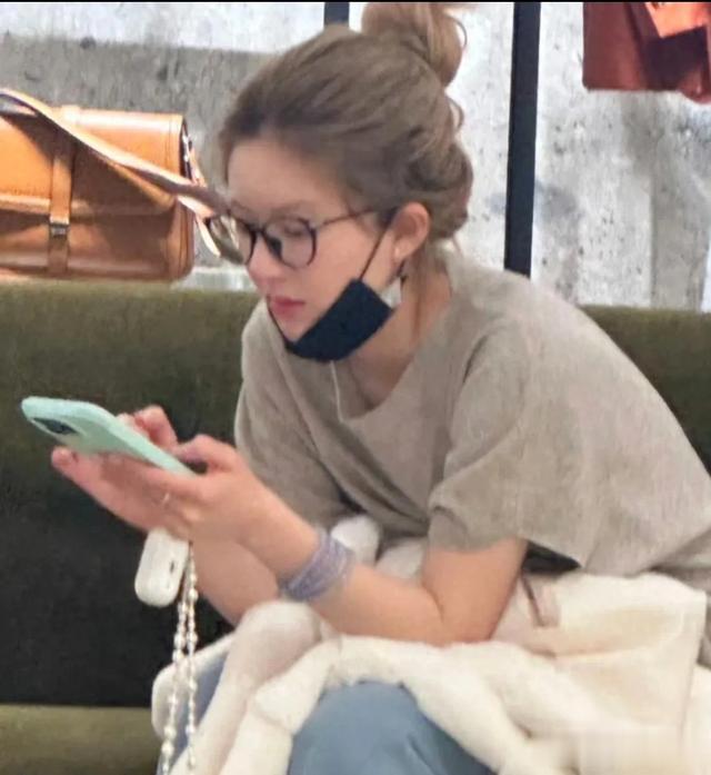 赵露思和好友逛街遭质疑，网友：更加证明是装病了