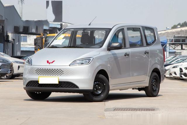 五菱又出“神车”！油耗2.42L，满油电跑1000km，又要卖爆？