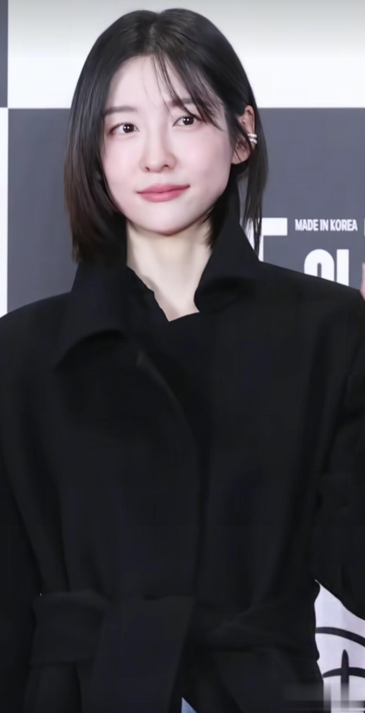 31岁朴智贤活动穿搭：齐肩发+大衣+牛仔裤，减龄时髦，发丝都好美