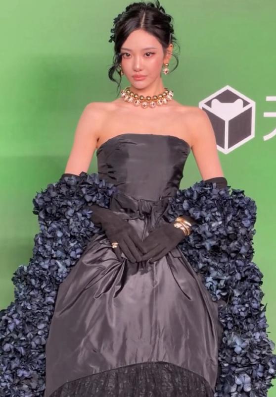 抓马红毯造型翻车!杨幂露安全裤,周冬雨硬凹性感,刘亦菲掉链子