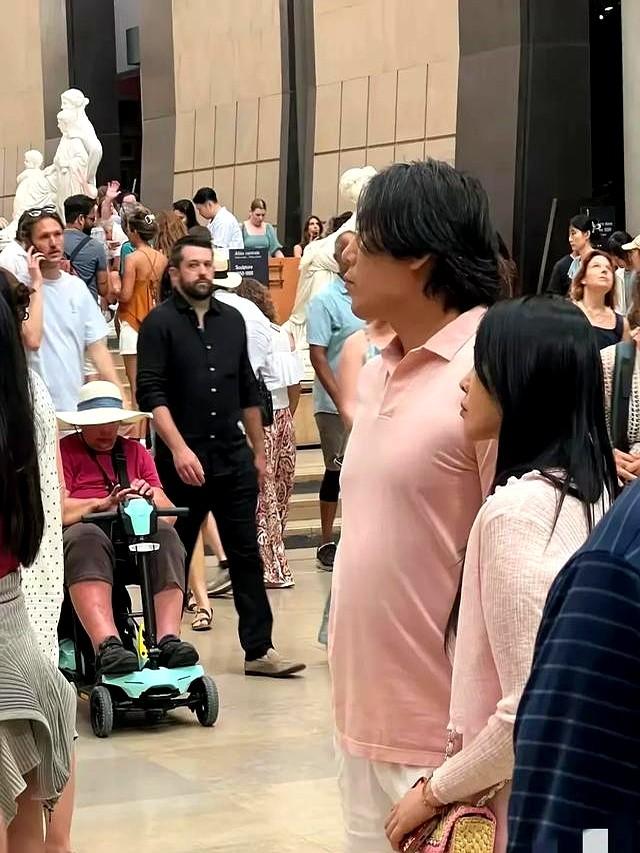 伊能静秦昊手牵手在英国逛街，57岁伊能静衣着宽大身材臃肿似路人