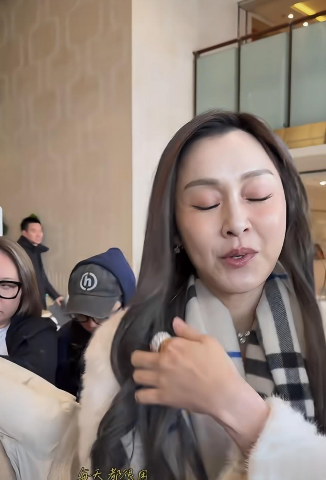 50岁范玮琪近况，面部填充太多，眼神闪躲不自信，一下子老了！