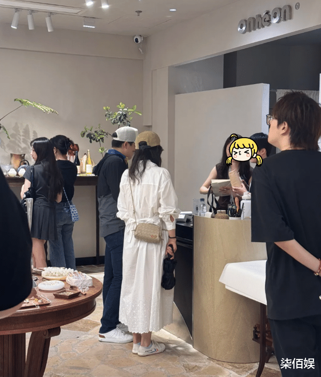 霍启刚雨天陪老婆逛街,买单的样子真帅,郭晶晶穿白裙打扮好洋气