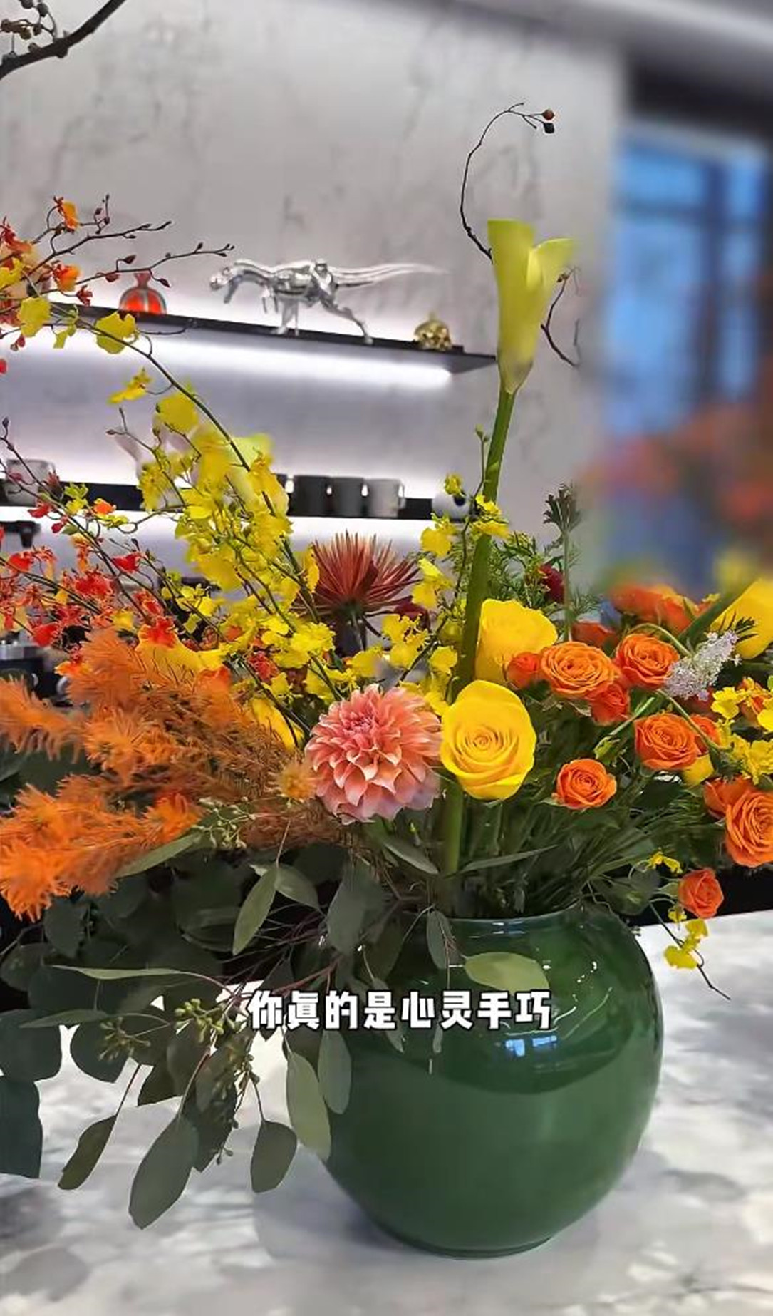 梅婷帮颖儿布置别墅，戴橡胶手套热得穿T恤，付辛博帅照抢镜