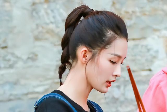 何冰，道出了李沁“强捧不红”的真相，她给圈内女演员提了个醒