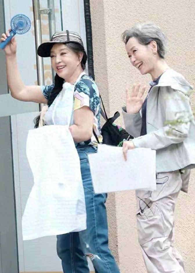 不服老不行了!刘晓庆发生意外,令人担心的事情发生了