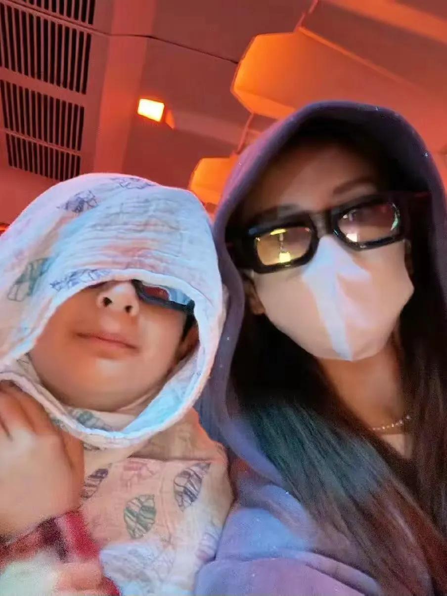 杨颖独自带着儿子回香港,自己抬行李箱,裤脚踩脚底下,狼狈极了