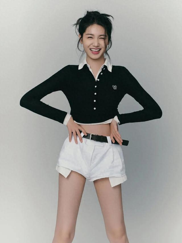 张籽沐，08年生的小童星，17岁超短裤露腰大长腿，太有感觉了！