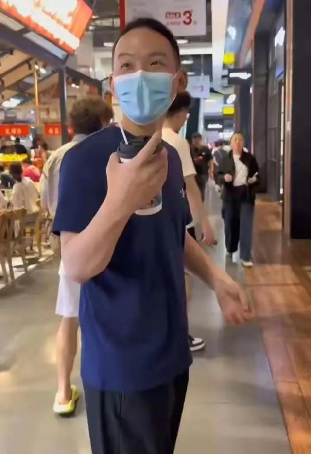 谢浩男妈妈首次露面,长得很漂亮!带儿子买衣服喝奶茶,合影曝光