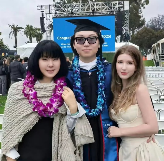 岁月不败美人！离开男人后的陈红脱胎换骨，母子同框神似姐弟！