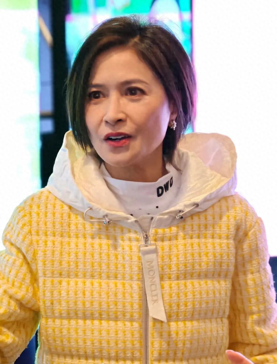 60岁颜值回春，未婚未育的她竟活成这样？