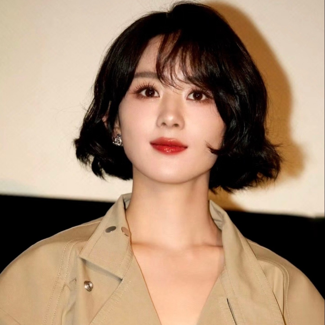 赵丽颖新造型惊艳出圈，短发鎏金裙诠释别样风采