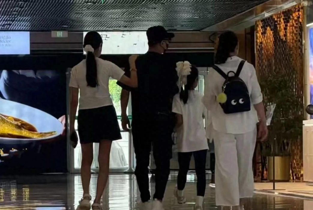 汪峰女儿与森林北女儿罕同框,醒醒穿白裙亭亭玉立,小苹果未同行