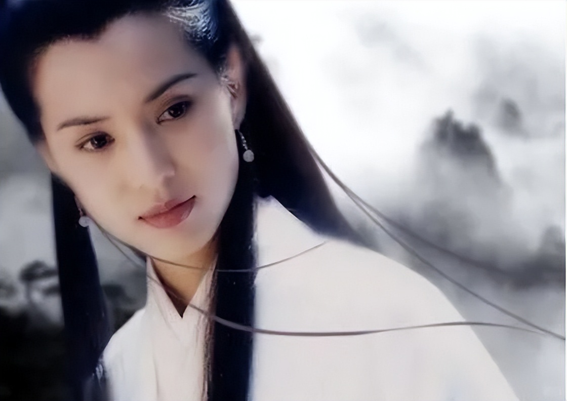 58岁李若彤泰国被偶遇，生图褶多苹果肌吓人，穿露脐装小腹有赘肉