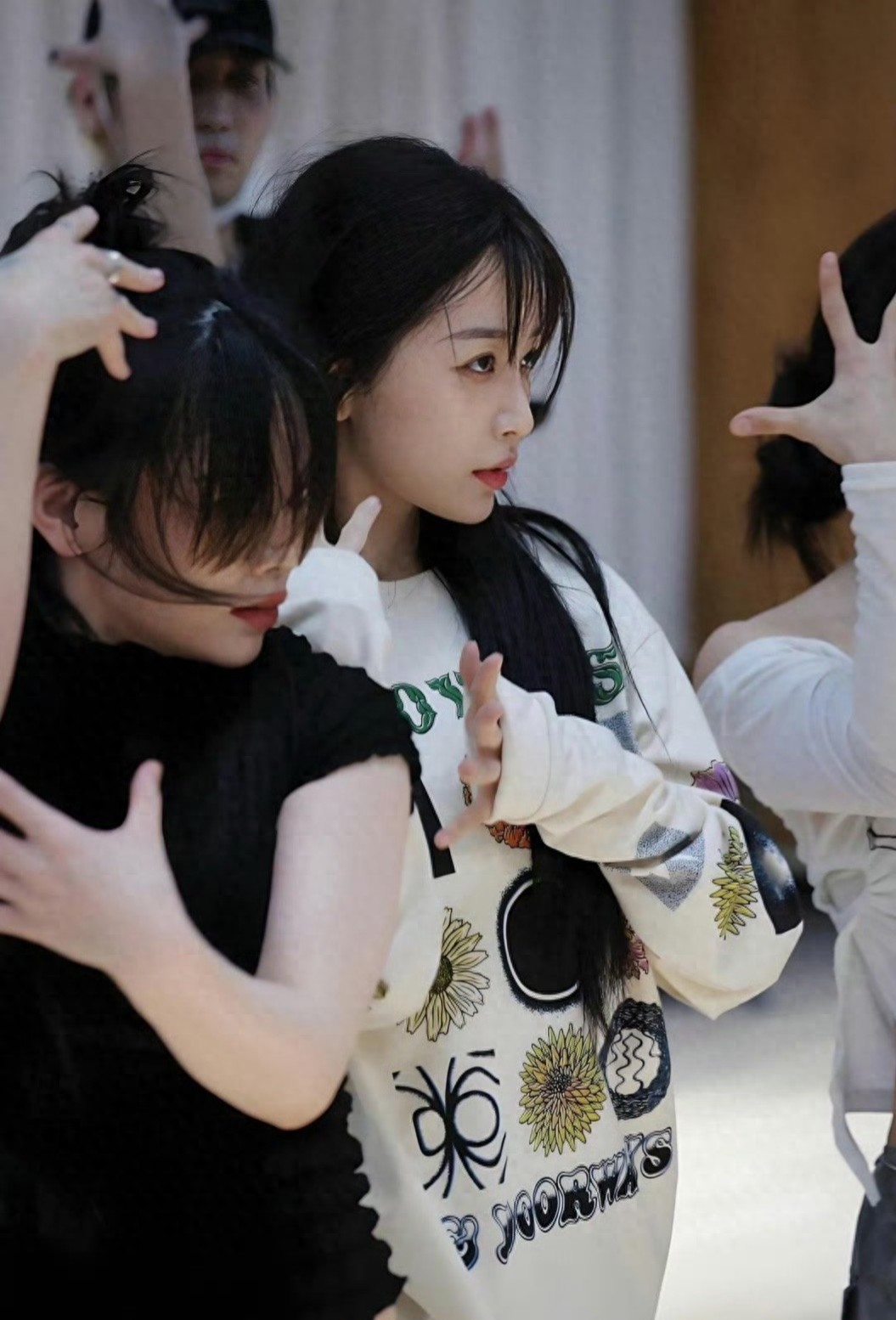 挖到虞书欣早期生图！没想到她还有这么清纯的一面 眉眼干净又灵动